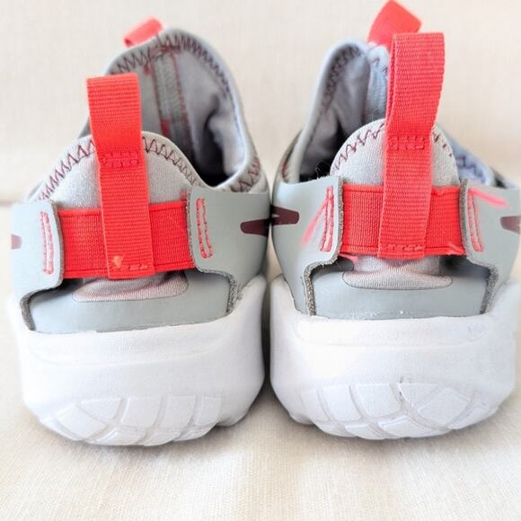 Nike Flex Runner 2 Boys Running Slip On Sneaker Gray/Red size 2 - Picture 5 of 9